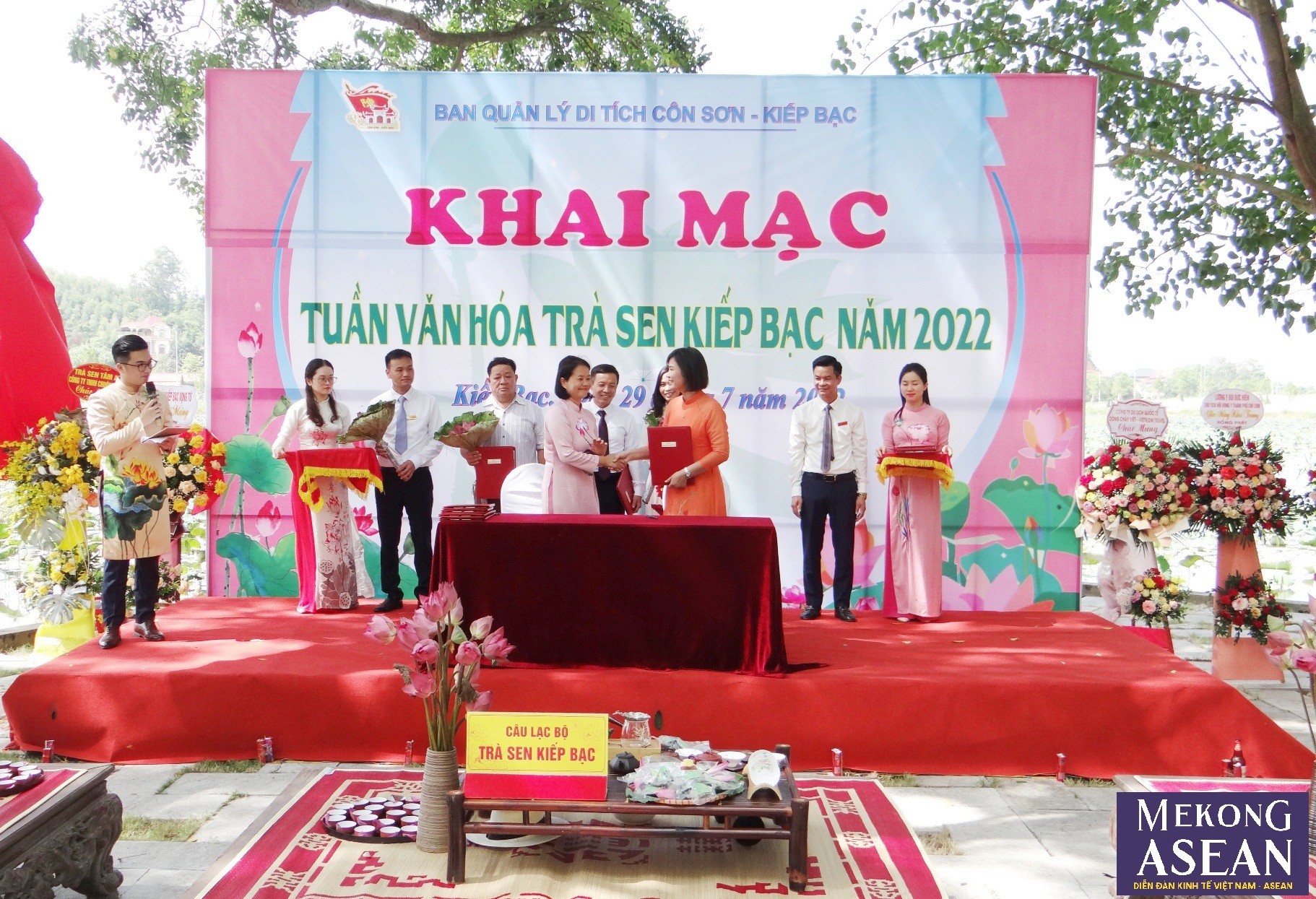 K&yacute; kết quảng b&aacute;, giới thiệu v&agrave; ti&ecirc;u thụ sản phẩm tr&agrave; sen Kiếp Bạc.