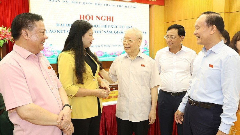 Tổng B&iacute; thư Nguyễn Ph&uacute; Trọng v&agrave; c&aacute;c đại biểu 555win tải app tiếp x&uacute;c cử tri H&agrave; Nội. Ảnh: Đại biểu Nh&acirc;n d&acirc;n