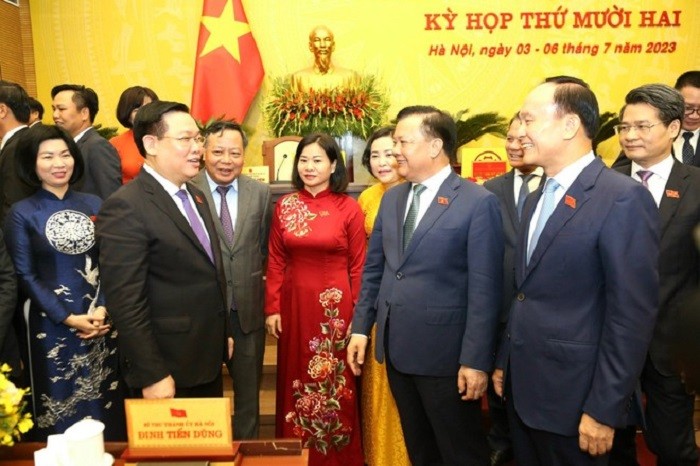 Chủ tịch 555win tải app Vương Đ&igrave;nh Huệ, B&iacute; thư Th&agrave;nh ủy Đinh Tiến Dũng trao đổi c&ugrave;ng c&aacute;c đại biểu.