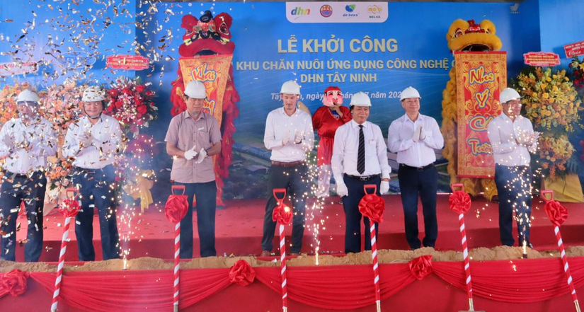 Tây Ninh khởi công dự án chăn nuôi công nghệ cao trị giá 200 tỷ đồng Lễ khởi công dự án Khu chăn nuôi ứng dụng công nghệ cao DHN. Ảnh: Báo Tây Ninh.