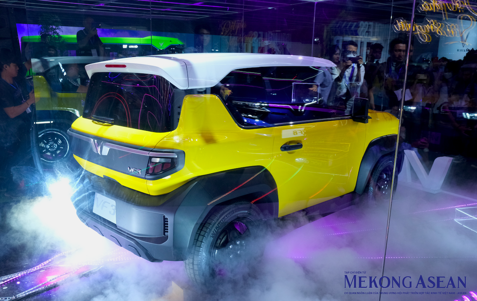 Mẫu xe sở hữu chiều d&agrave;i tổng thể khoảng 3.114 mm, d&agrave;i hơn 200 mm so với đối thủ Wuling HongGuang MiniEV (2.920 mm). Chiếc VF 3 c&oacute; thiết kế 2 cửa b&ecirc;n h&ocirc;ng, một cửa cốp sau. B&ecirc;n trong khoang cabin, kh&ocirc;ng gian nội thất đủ cho 5 người ngồi. Ảnh: H&agrave; Anh