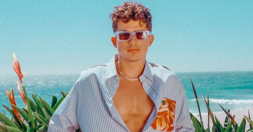 Charlie Puth thường xuy&ecirc;n đăng tải h&igrave;nh ảnh trong những chuyến du lịch tới c&aacute;c v&ugrave;ng biển tr&ecirc;n khắp thế giới để lấy cảm x&uacute;c s&aacute;ng t&aacute;c.
