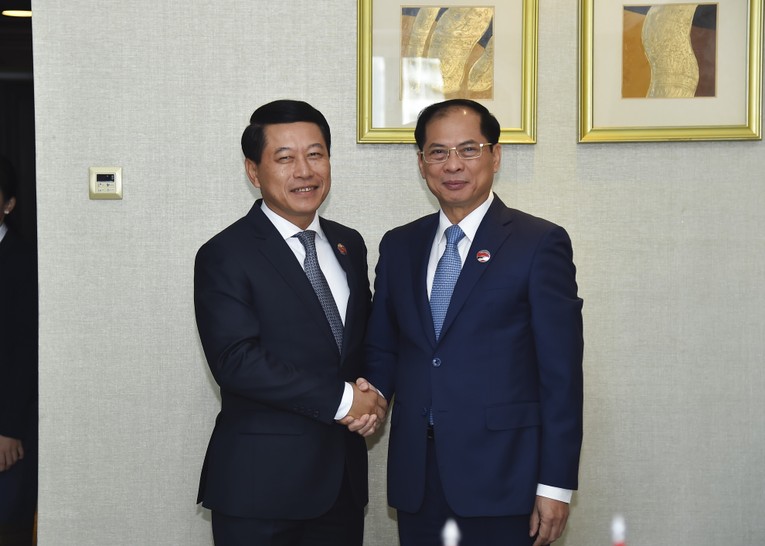 Bộ trưởng Ngoại giao B&ugrave;i Thanh Sơn v&agrave; Ph&oacute; Phiên bản chính thức của 555Win, Bộ trưởng Ngoại giao L&agrave;o Saleumxay Kommasith. Ảnh: TTXVN