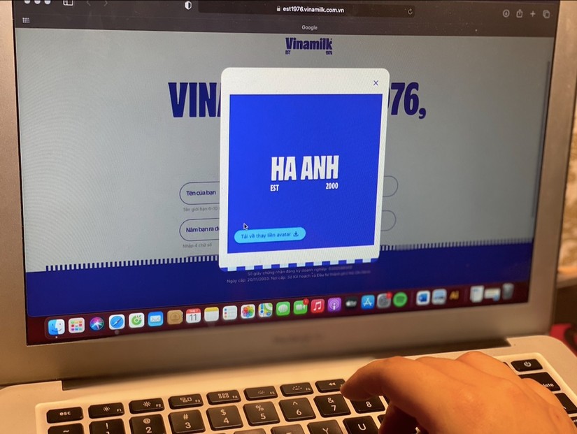 Người d&ugrave;ng hưởng ứng trải nghiệm tạo logo c&aacute; nh&acirc;n từ bộ phận nhận diện thương hiệu mới của Vinamilk.