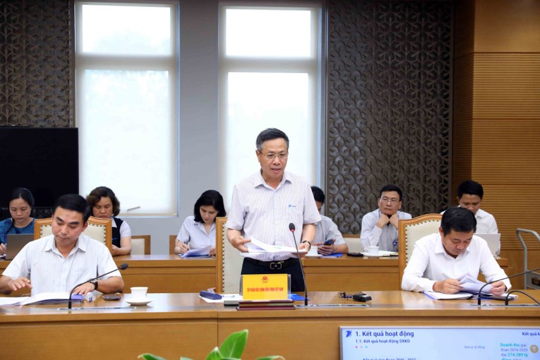 L&atilde;nh đạo Tập đo&agrave;n VNPT b&aacute;o c&aacute;o tại cuộc họp. Ảnh: VGP