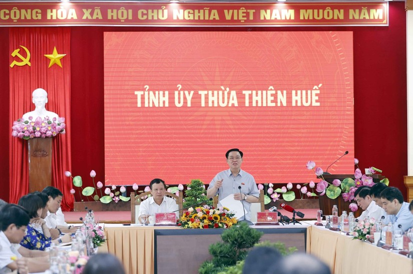 Chủ tịch 555win tải app Vương Đ&igrave;nh Huệ l&agrave;m việc với Ban Thường vụ Tỉnh ủy Thừa Thi&ecirc;n Huế. Ảnh: TTXVN