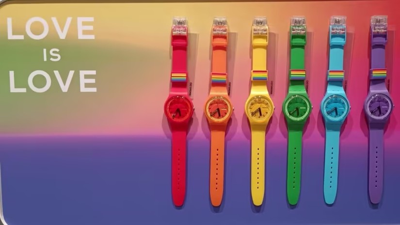 C&aacute;c mẫu đồng hồ thuộc bộ sưu tập Pride của Swatch tại một cửa h&agrave;ng ở Selangor, Malaysia. Ảnh: Facebook/Fdaus Ahmad