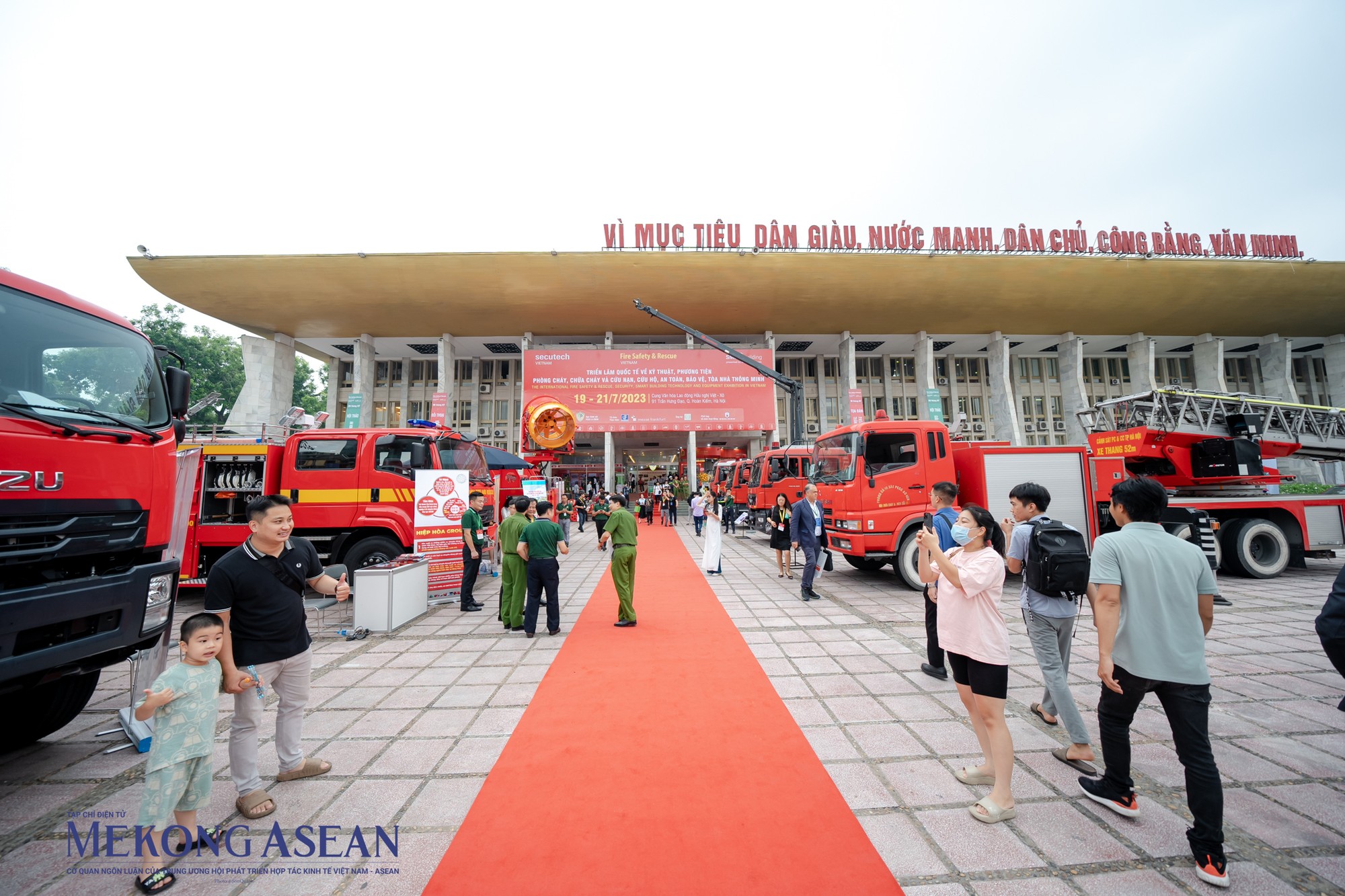 Triển l&atilde;m quốc tế về PCCC năm 2023 c&oacute; diện t&iacute;ch trưng b&agrave;y 11.000m2, quy tụ 490 gian h&agrave;ng của hơn 350 đơn vị đến từ 23 quốc gia v&agrave; v&ugrave;ng l&atilde;nh thổ. Nhiều loại m&aacute;y bay, robot, c&aacute;c trang thiết bị chữa ch&aacute;y hiện đại được trưng b&agrave;y tại đ&acirc;y.