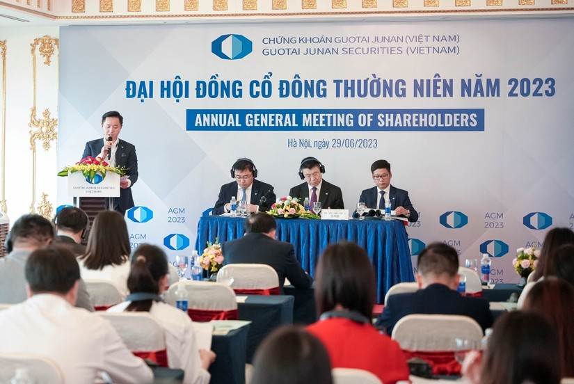 Ban l&atilde;nh đạo IVS tại ĐHĐCĐ thường ni&ecirc;n 2023.