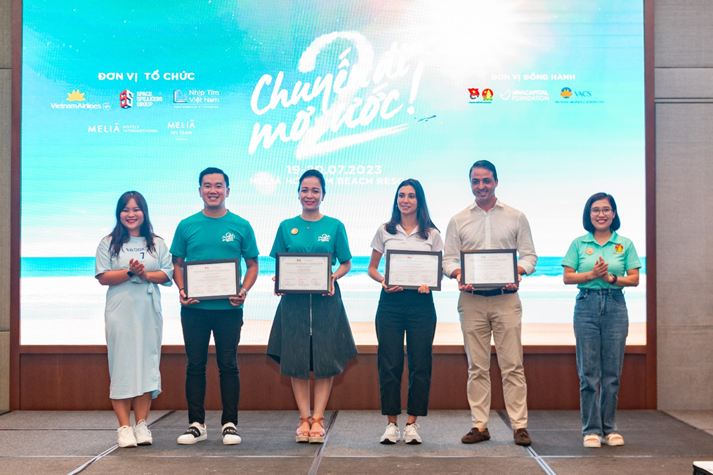 Đại diện Quận đo&agrave;n B&igrave;nh T&acirc;n v&agrave; Huyện đo&agrave;n B&igrave;nh Ch&aacute;nh trao thư c&aacute;m ơn tới c&aacute;c đơn vị tổ chức.
