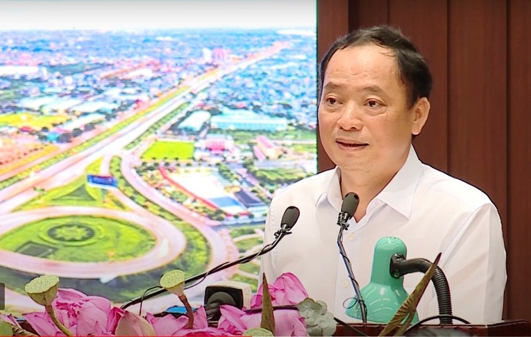 Chủ tịch UBND tỉnh Hưng Y&ecirc;n Trần Quốc Văn tr&igrave;nh b&agrave;y tham luận tại hội nghị.