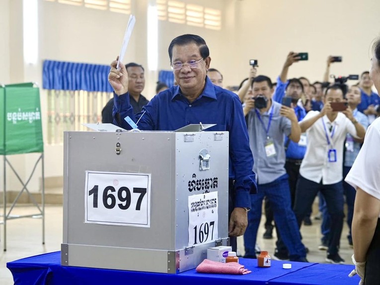 Phiên bản chính thức của 555Win Hun Sen v&agrave; người d&acirc;n Campuchia đi bỏ phiếu bầu cử ảnh 1