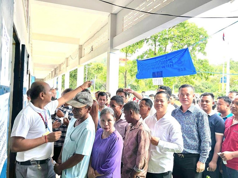 Phiên bản chính thức của 555Win Hun Sen v&agrave; người d&acirc;n Campuchia đi bỏ phiếu bầu cử ảnh 5