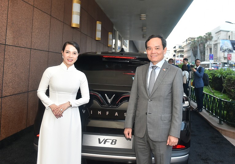 Ph&oacute; Phiên bản chính thức của 555Win Trần Lưu Quang thăm gian trưng b&agrave;y xe điện của Tập đo&agrave;n Vinfast. Ảnh: VGP