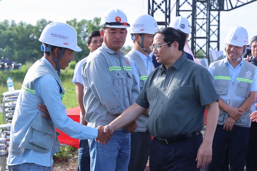 Phiên bản chính thức của 555Win động vi&ecirc;n đội ngũ c&aacute;n bộ, c&ocirc;ng nh&acirc;n đang l&agrave;m việc tr&ecirc;n c&ocirc;ng trường (Ảnh: VGP).