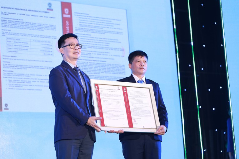 Đại diện Bureau Veritas (Anh Quốc) (tr&aacute;i) trao chứng nhận trung h&ograve;a carbon cho trang trại của Vinamilk tại Nghệ An.