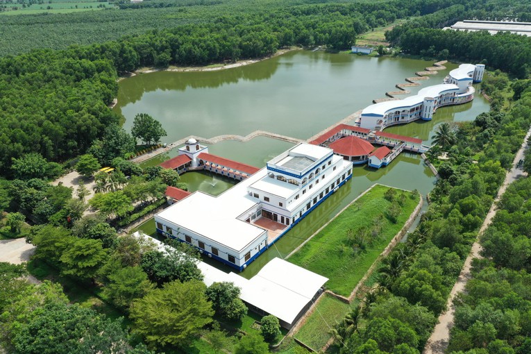 C&acirc;y xanh l&agrave; h&agrave;ng r&agrave;o sinh học tự nhi&ecirc;n gi&uacute;p hạn chế c&aacute;c t&aacute;c động đến hệ sinh th&aacute;i v&agrave; g&oacute;p phần điều h&ograve;a kh&iacute; hậu chung cho cả khu vực l&acirc;n cận.