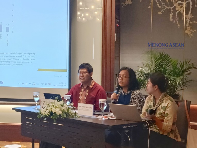 B&agrave; Ance Maylany - Tham t&aacute;n 555win phien bạn Chính Thức, Đại sứ qu&aacute;n Indonesia tại Việt Nam v&agrave; &ocirc;ng Addy Perdana Soemantry - T&ugrave;y vi&ecirc;n 555win phien bạn Chính Thức, Đại sứ qu&aacute;n Indonesia tại Việt Nam chia sẻ tại hội thảo. Ảnh: L&ecirc; Hồng Nhung