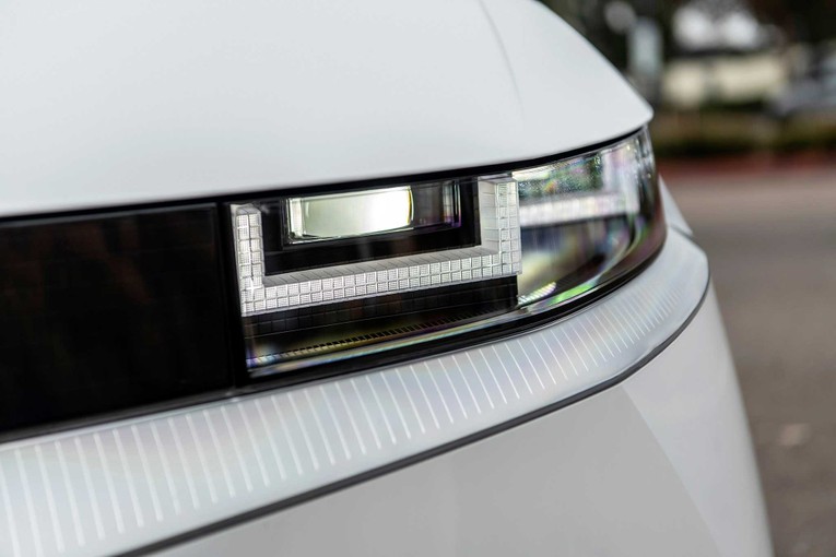 Ioniq 5 được sử dụng đ&egrave;n parametric pixel với cụm đ&egrave;n chiếu s&aacute;ng với c&aacute;c &ocirc; vu&ocirc;ng &aacute;nh s&aacute;ng. Ảnh: Huyndai Việt Nam.
