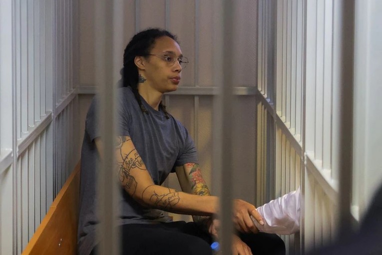 Nữ ng&ocirc;i sao b&oacute;ng rổ Mỹ Brittney Griner bị kết &aacute;n cố &yacute; bu&ocirc;n lậu chất cấm v&agrave;o Nga v&agrave; lĩnh &aacute;n 9 năm t&ugrave; giam. Ảnh: Reuters