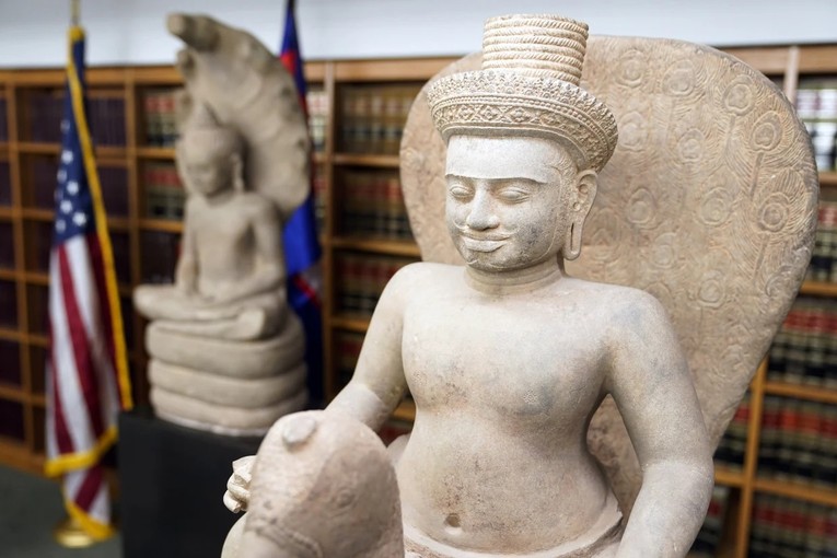 Chủ sở hữu của bức tượng &amp;amp;amp;quot;Thần Skanda cưỡi con c&ocirc;ng&amp;amp;amp;quot; đ&atilde; giao nộp lại cho nh&agrave; điều tra. Ảnh: AP