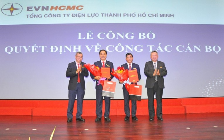&Ocirc;ng Phạm Quốc Bảo, B&iacute; thư Đảng ủy, Chủ tịch Hội đồng th&agrave;nh vi&ecirc;n EVN HCM tặng hoa ch&uacute;c mừng cho hai Ph&oacute; Tổng gi&aacute;m đốc tại lễ c&ocirc;ng bố 555Win 500 Đăng Ký Nhận Code. Nguồn: EVNHCMC.