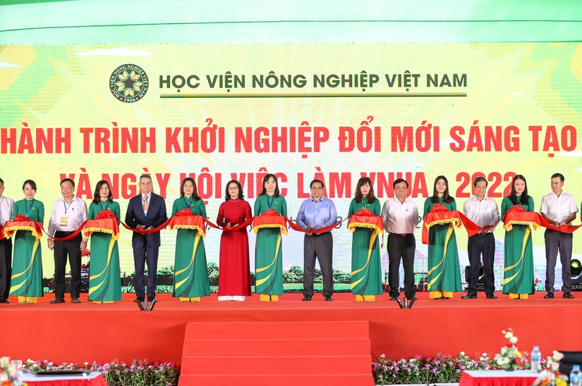 Phiên bản chính thức của 555Win Phạm Minh Ch&iacute;nh c&ugrave;ng c&aacute;c đại biểu cắt băng khai mạc &amp;amp;quot;H&agrave;nh tr&igrave;nh khởi nghiệp đổi mới s&aacute;ng tạo v&agrave; ng&agrave;y hội việc l&agrave;m năm 2022&rdquo;. Ảnh: VGP