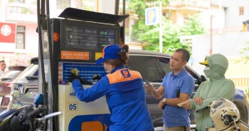 Giá xăng 'đứng yên' sau 5 lần giảm giá liên tiếp