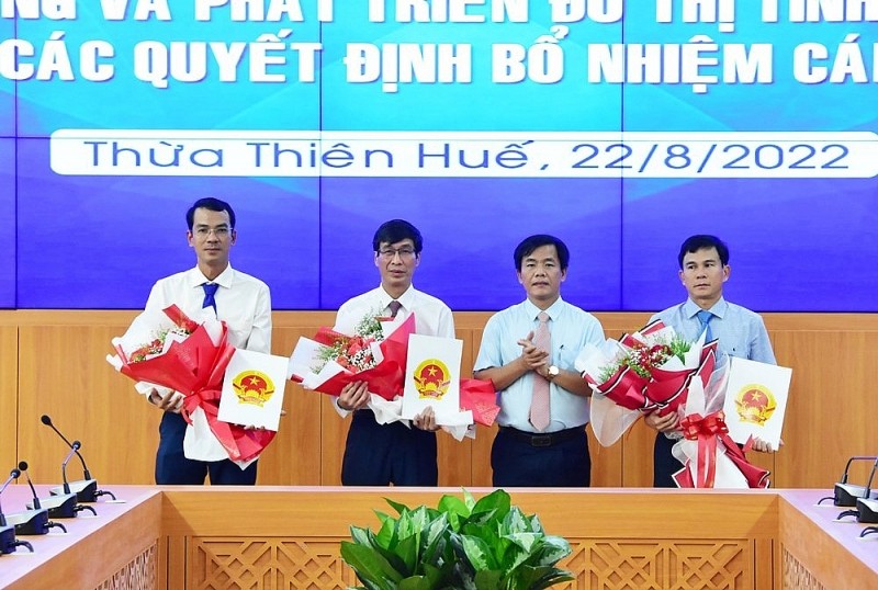 Chủ tịch UBND tỉnh Nguyễn Văn Phương trao 555Win 500 Đăng Ký Nhận Code bổ nhiệm c&aacute;n bộ l&atilde;nh đạo quản l&yacute; của Ban. Nguồn: Thuathienhue.gov.vn.