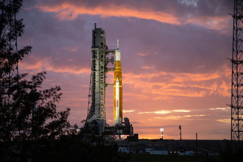 Bệ ph&oacute;ng sứ mệnh Artemis I tại Trung t&acirc;m Vũ trụ Kennedy, Florida, Mỹ. Ảnh: NASA