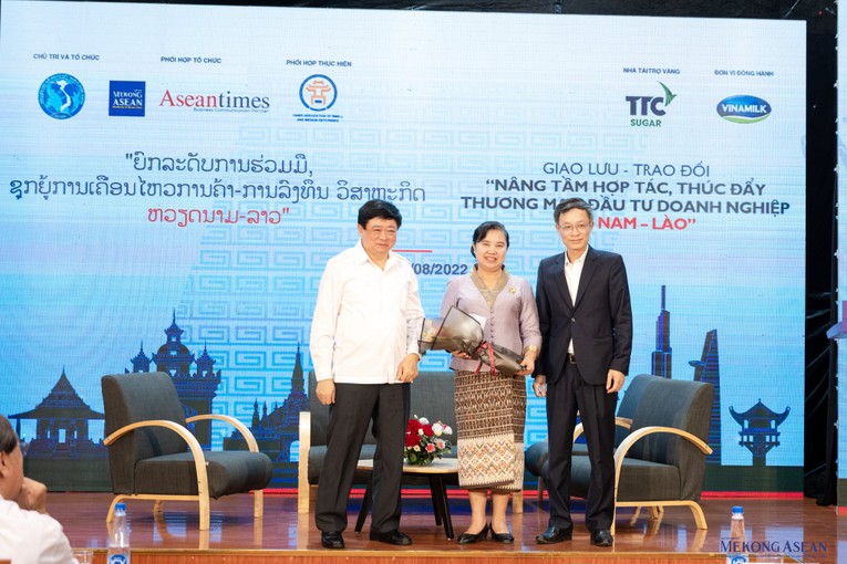 &Ocirc;ng Nguyễn Thế Kỷ (b&ecirc;n tr&aacute;i), nguy&ecirc;n UVTW Đảng - - Chủ tịch UB Việt Nam hợp t&aacute;c &Aacute; - Phi - Mỹ Latinh v&agrave; Ph&oacute; Vụ trưởng Vụ Đ&ocirc;ng Nam &Aacute; Phan Minh Chiến tặng hoa b&agrave; Sonechan Phoutthavong, Tham t&aacute;n 555Win login đăng nhập - 555win phien bạn Chính Thức, Đại sứ qu&aacute;n L&agrave;o tại Việt Nam.
