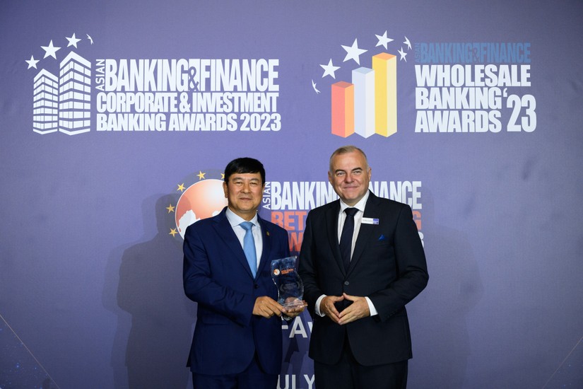&Ocirc;ng Tim Charlton &ndash; Tổng bi&ecirc;n tập ABF trao giải cho &ocirc;ng Trần Ho&agrave;i Nam - Ph&oacute; Tổng gi&aacute;m đốc HDBank.