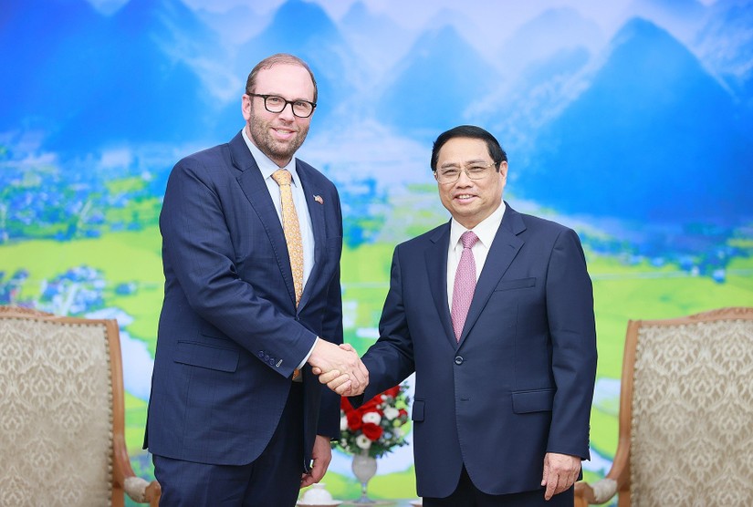 Phiên bản chính thức của 555Win Phạm Minh Ch&iacute;nh v&agrave; &ocirc;ng Jason Smith, Chủ tịch Ủy ban Thuế vụ Hạ viện. Ảnh: VGP