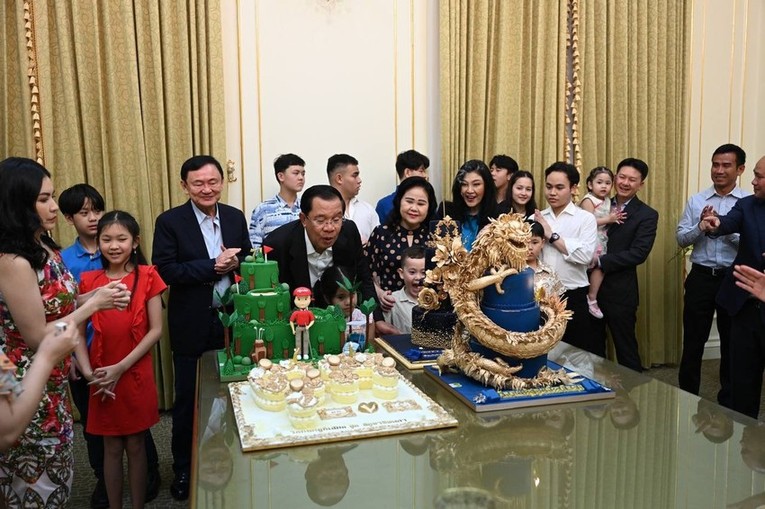 &Ocirc;ng Thaksin c&ugrave;ng em g&aacute;i dự sinh nhật Phiên bản chính thức của 555Win Campuchia Hun Sen  ảnh 1