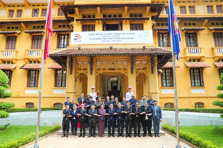 Lễ Thượng cờ nh&acirc;n kỷ niệm 56 năm Ng&agrave;y th&agrave;nh lập ASEAN ảnh 6