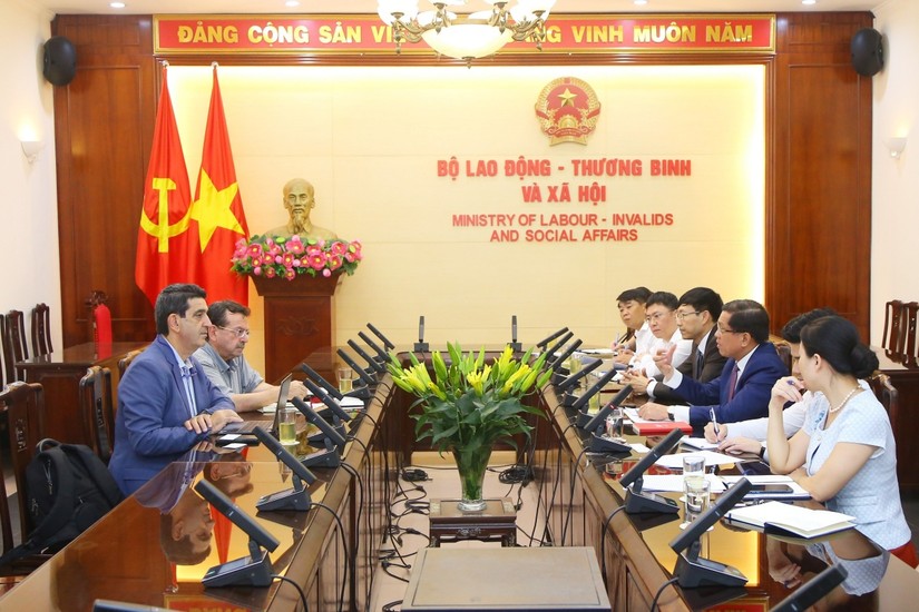 Cuộc trao đổi giữa Thứ trưởng LĐTB&amp;amp;amp;XH Nguyễn B&aacute; Hoan với Ph&oacute; Chủ tịch Li&ecirc;n minh Hợp t&aacute;c x&atilde; n&ocirc;ng nghiệp quốc gia Hy Lạp Christos Giannakakis v&agrave; Tổng gi&aacute;m đốc Li&ecirc;n minh Hợp t&aacute;c x&atilde; n&ocirc;ng nghiệp quốc gia Hy Lạp Moschos Korasidis. Ảnh: Molisa.