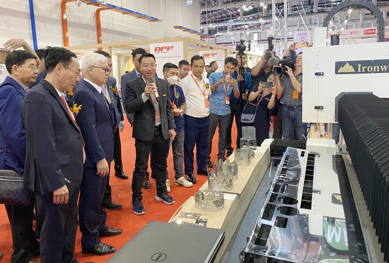 C&aacute;c đại biểu tham quan triển l&atilde;m. Ảnh: Viforest.