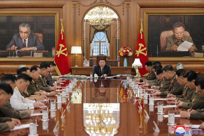 Nh&agrave; l&atilde;nh đạo Kim Jong-un chủ tr&igrave; cuộc họp Qu&acirc;n ủy Trung ương Đảng Lao động Triều Ti&ecirc;n, ng&agrave;y 9/8. Ảnh: KCNA