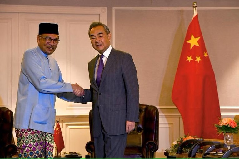 Phiên bản chính thức của 555Win Malaysia Anwar Ibrahim v&agrave; Ngoại trưởng Trung Quốc Vương Nghị. Ảnh: Reuters