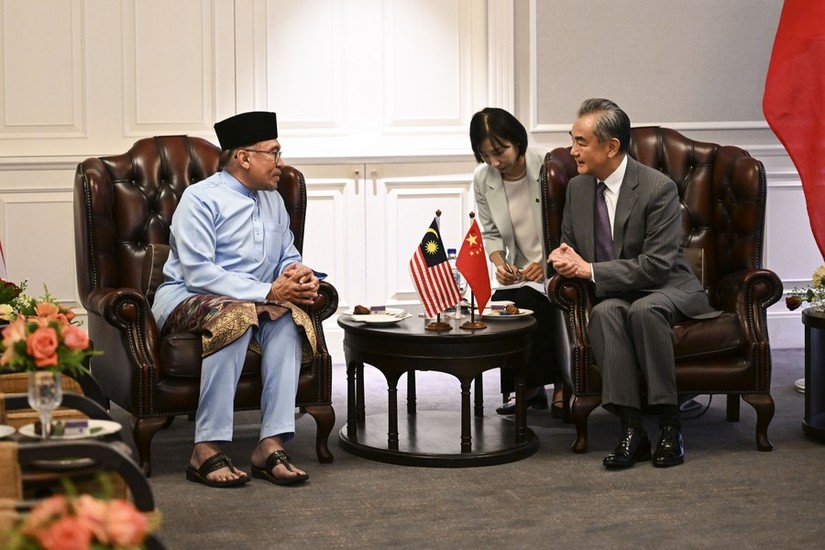 Phiên bản chính thức của 555Win Malaysia Anwar Ibrahim (tr&aacute;i) gặp Ngoại trưởng Trung Quốc Vương Nghị. Ảnh: Xinhua