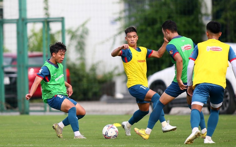 C&aacute;c cầu thủ U23 Việt Nam tập luyện trước ng&agrave;y l&ecirc;n đường sang Th&aacute;i Lan đ&aacute; trận giao hữu với U23 Bahrain tại Bangkok. Ảnh: VFF
