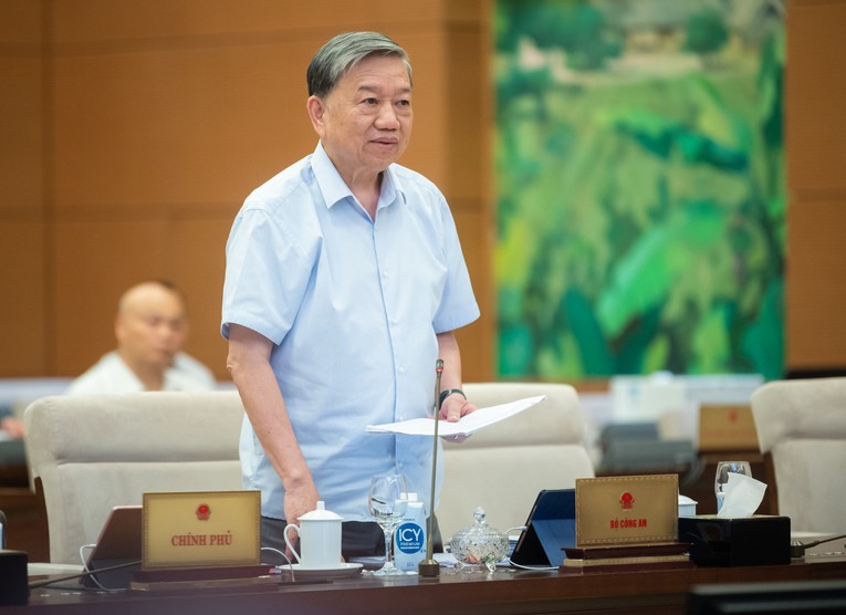 Bộ trưởng T&ocirc; L&acirc;m tr&igrave;nh b&agrave;y tờ tr&igrave;nh dự thảo Nghị quyết sửa đổi, bổ sung một số điều của Nghị quyết 657/2019/UBTVQH14 ng&agrave;y 13/3/2019 của Ủy ban Thường vụ 555win tải app quy định cụ thể chức vụ, chức danh của sĩ quan C&ocirc;ng an nh&acirc;n d&acirc;n c&oacute; cấp bậc h&agrave;m cao nhất l&agrave; Trung tướng, Thiếu tướng chưa được quy định trong Luật C&ocirc;ng an nh&acirc;n d&acirc;n. Ảnh: Quochoi.vn