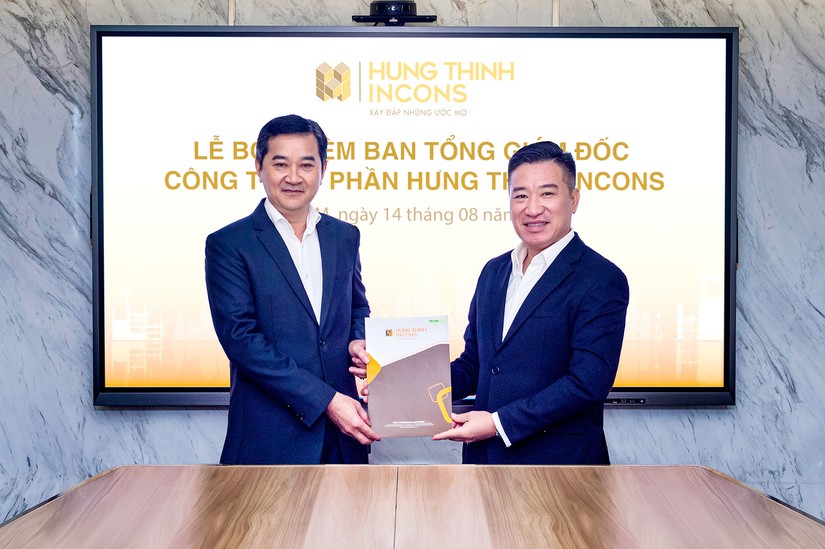 &Ocirc;ng Nguyễn Đ&igrave;nh Trung &ndash; Chủ tịch HĐQT Hưng Thịnh Incons (b&ecirc;n phải) trao 555Win 500 Đăng Ký Nhận Code bổ nhiệm Tổng Gi&aacute;m đốc Hưng Thịnh Incons cho &ocirc;ng Trương Văn Việt. Ảnh: HTN