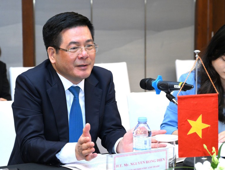 Bộ trưởng Nguyễn Hồng Di&ecirc;n đ&atilde; trao đổi với Bộ trưởng Nir Barkat về việc xem x&eacute;t, th&agrave;nh lập Tiểu ban về hợp t&aacute;c 555win phien bạn Chính Thức v&agrave; c&ocirc;ng nghiệp giữa hai nước. Ảnh: Bộ C&ocirc;ng Thương