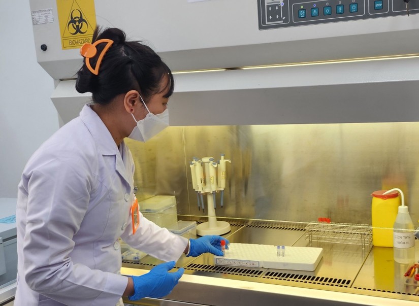 Ng&acirc;n h&agrave;ng huyết thanh của HCDC được trang bị 5 tủ &acirc;m s&acirc;u, 3 m&aacute;y ly t&acirc;m lạnh c&ugrave;ng c&aacute;c trang thiết bị v&agrave; đội ngũ nh&acirc;n sự đ&aacute;p ứng cho c&ocirc;ng t&aacute;c thu thập, xử l&yacute;, lưu trữ v&agrave; ph&acirc;n phối mẫu. Ảnh: Vietnamnet