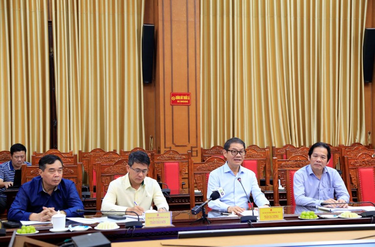 &Ocirc;ng Trần B&aacute; Dương, Chủ tịch Tập đo&agrave;n Trường Hải (Thaco) b&aacute;o c&aacute;o t&igrave;nh h&igrave;nh đầu tư v&agrave; kế hoạch triển khai dự &aacute;n khu c&ocirc;ng nghiệp chuy&ecirc;n n&ocirc;ng nghiệp c&ocirc;ng nghệ cao Thaco - Th&aacute;i B&igrave;nh.