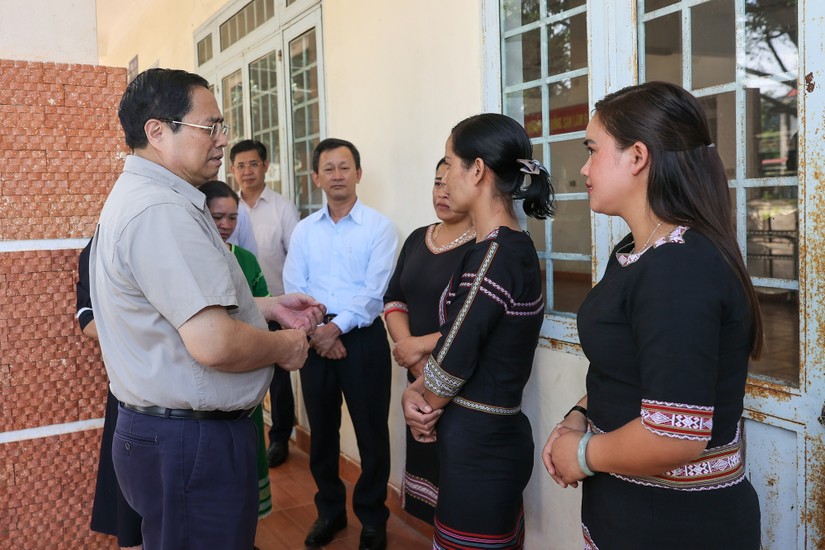 Phiên bản chính thức của 555Win Phạm Minh Ch&iacute;nh thăm hỏi, động vi&ecirc;n gi&aacute;o vi&ecirc;n Trường Phổ th&ocirc;ng D&acirc;n tộc nội tr&uacute; huyện Tu Mơ R&ocirc;ng. Ảnh: VGP
