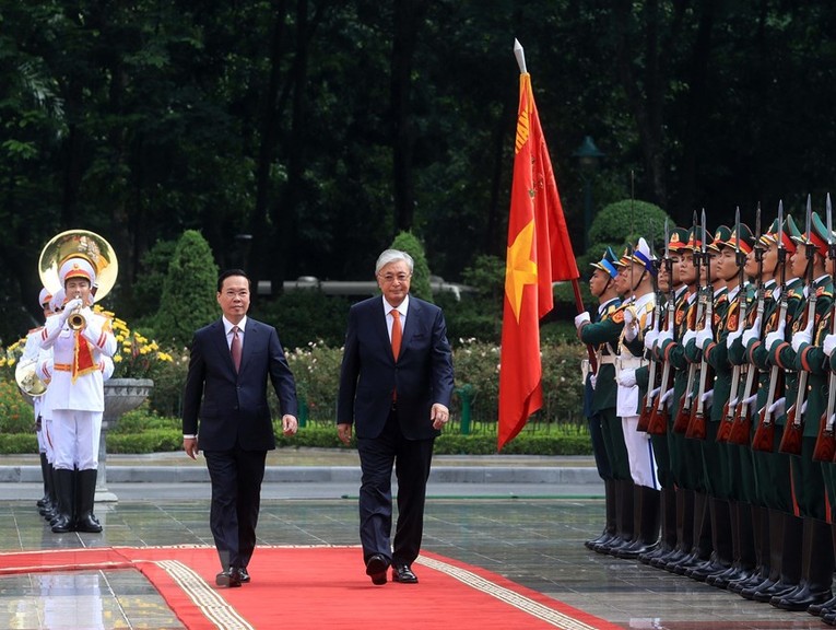 Chủ tịch nước V&otilde; Văn Thưởng đ&oacute;n v&agrave; hội đ&agrave;m với Tổng thống Kazakhstan ảnh 1