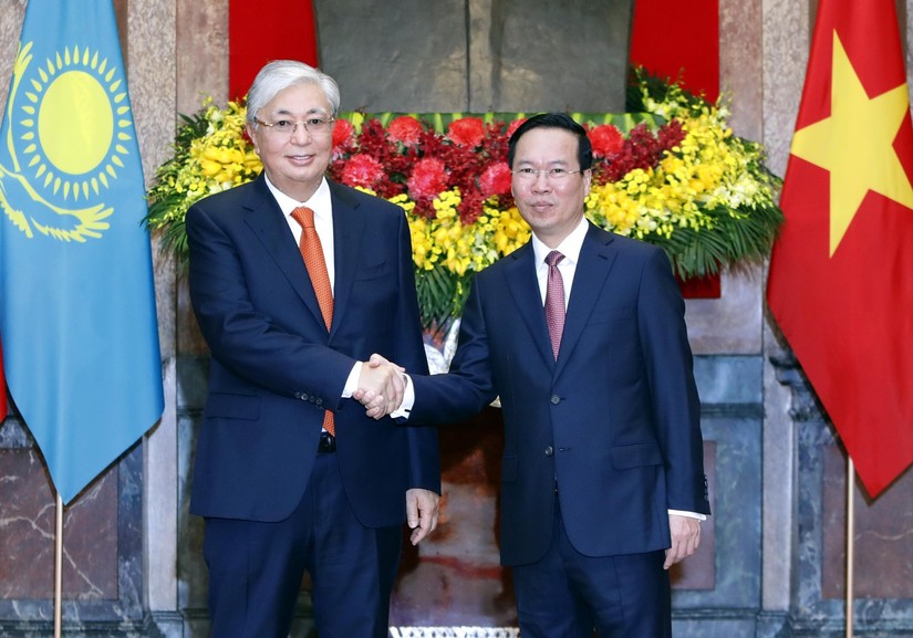 Chủ tịch nước V&otilde; Văn Thưởng v&agrave; Tổng thống Kazakhstan Kassym-Jomart Tokayev tại lễ đ&oacute;n. Ảnh: TTXVN