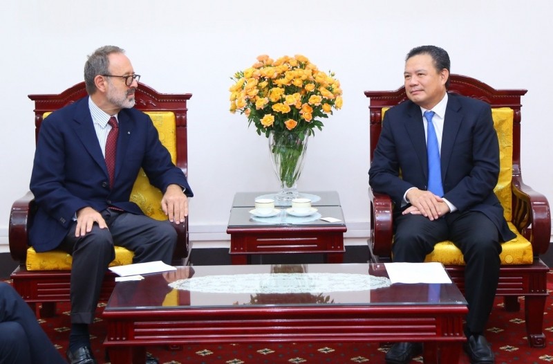 Thứ trưởng L&ecirc; Văn Thanh trao đổi với Đại sứ Italia tại Việt Nam Marco della Seta. Ảnh: Molisa.